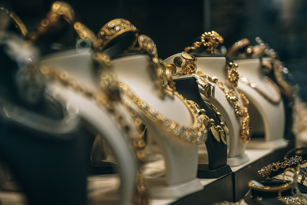 schmuck im schaufenster