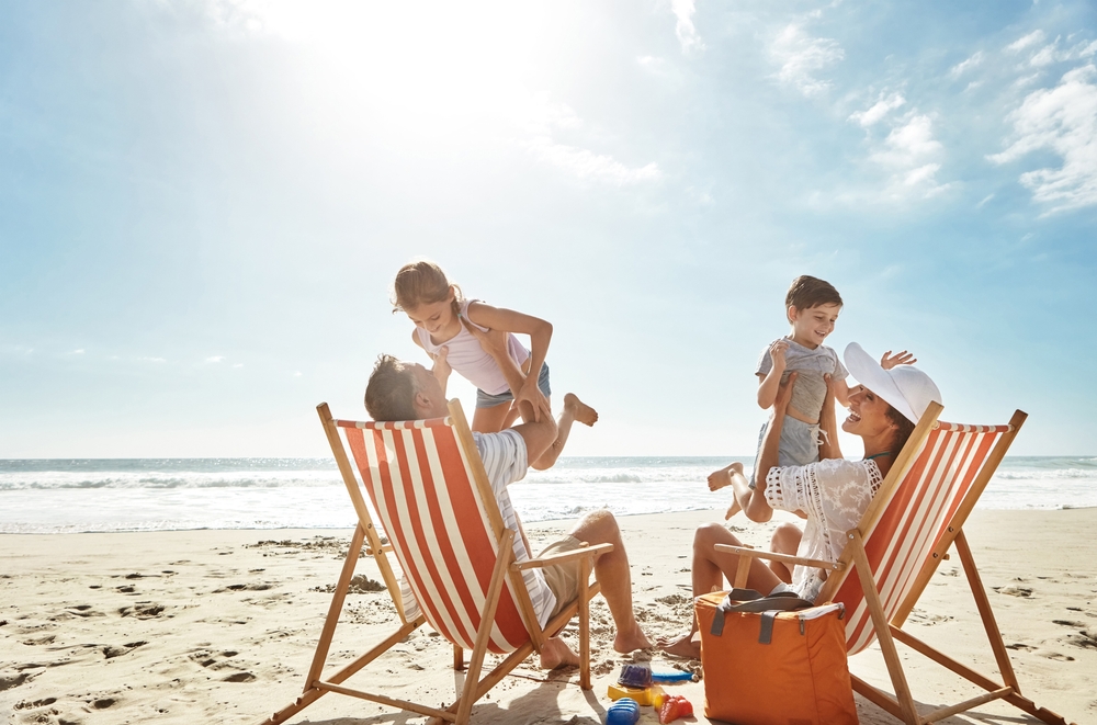 familie am strand der katalonischen küste